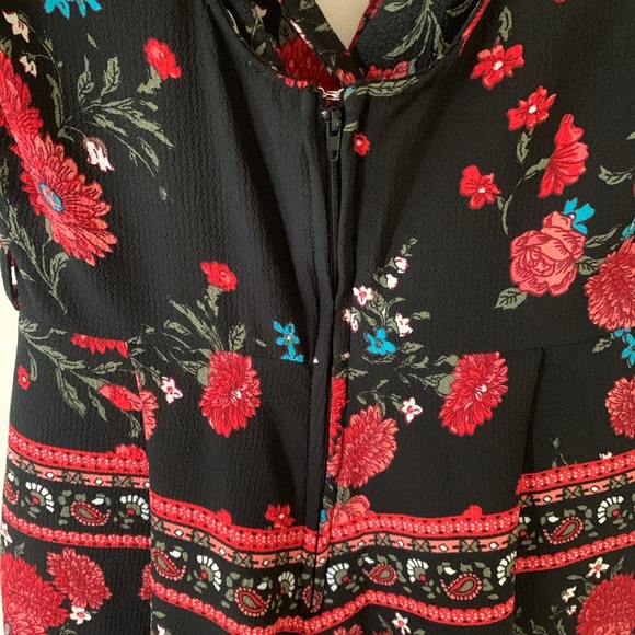 Francesca’s Mi Ami Black Red Floral Romper Boho SZ XS  Tie Back pleated shorts - Picture 9 of 9